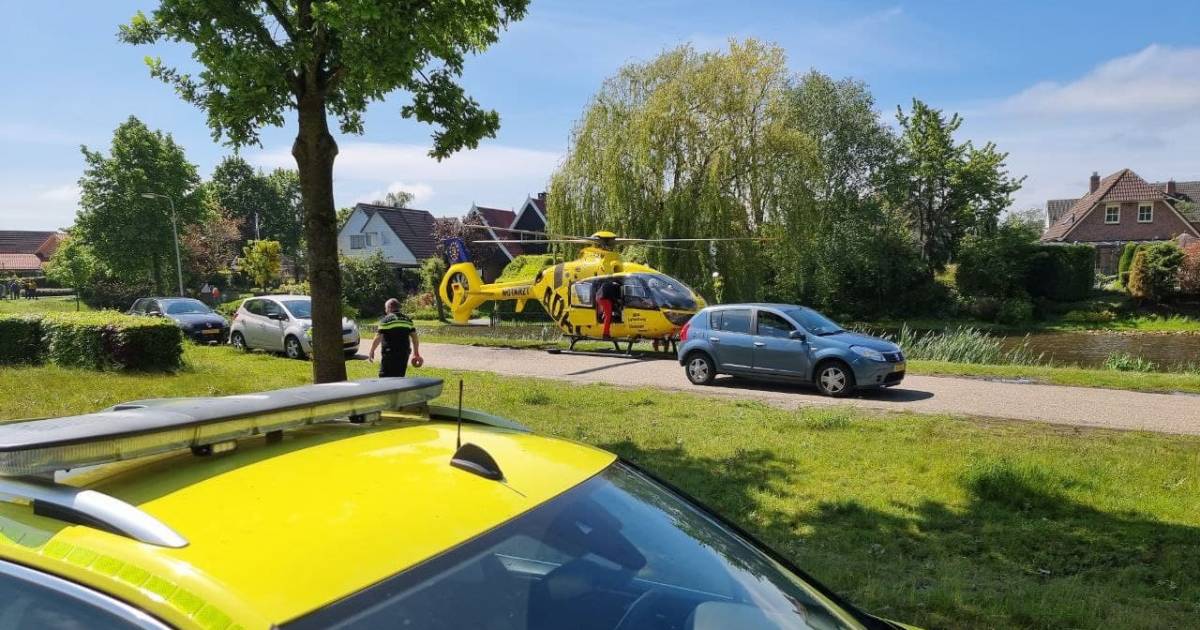Auto te water in Haaksbergen, traumahelikopter uit Duitsland ter plaatse .