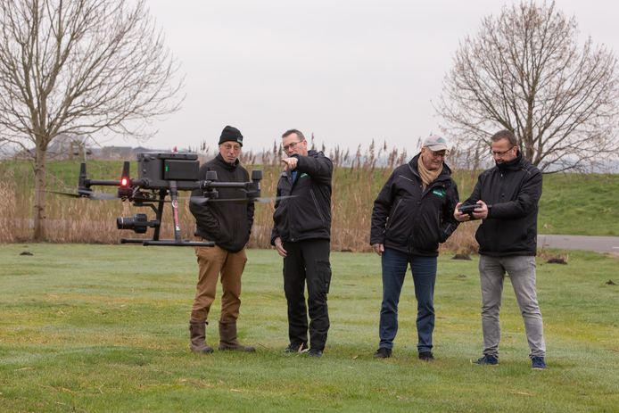 Medewerkers van het Collectief Eemland proberen de nieuwe drone uit. Tweede van rechts Stef Huijgen, voorzitter, en links van hem Wilhelm Bos, coördinator van het collectief.