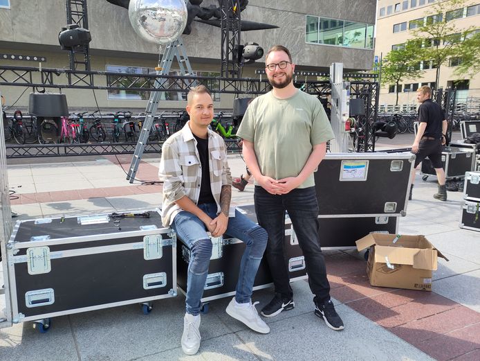 Johan Stribos (links) en Benjamin Ector bij de opbouw van het Pride Vibes Festival op het Stadhuisplein.