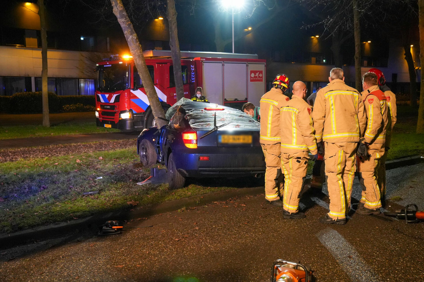 Bestuurder bekneld door botsing tegen boom in Helmond | Foto | ed.nl