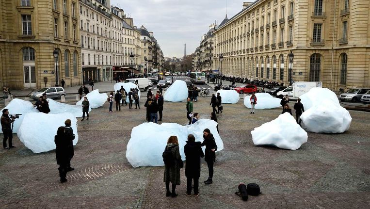 Tijdens de klimaattop is in Parijs een installatie te zien van de kunstenaar Olafur Eliasson, gemaakt van de Groenlandse ijskap. Beeld AFP