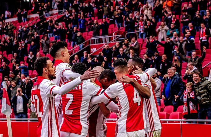Ajax kon het officieuze kampioenschap vieren met de aanhang. Komende zondag blijft de Arena weer leeg.