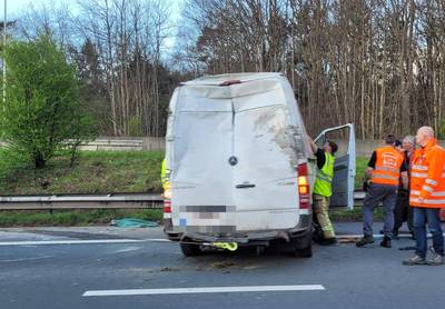 Bestuurder uit bestelwagen geslingerd bij ongeval: stilstaand verkeer E40 tussen Oordegem en Merelbeke