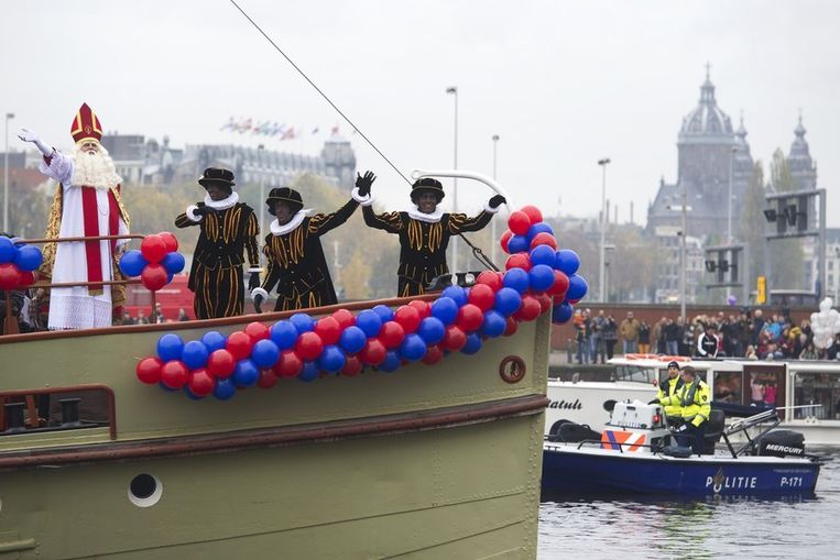 eetbaar Winkelier verlies Gewapende agenten spelen Zwarte Piet tijdens intocht Sint | De Morgen
