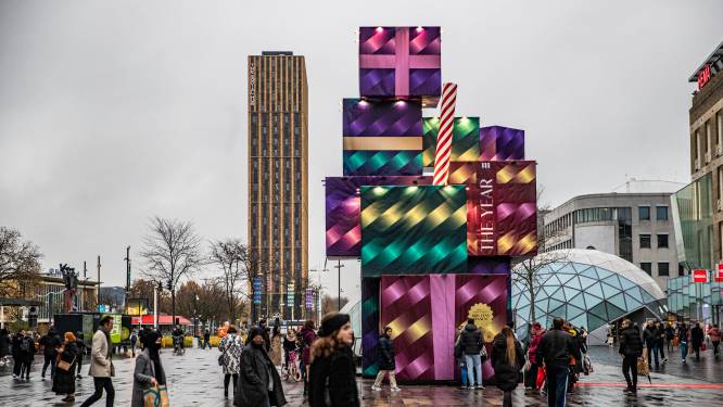 Eindhoven pakt feestelijk uit: cadeaustapel van tien meter en nieuwe kerstverlichting 