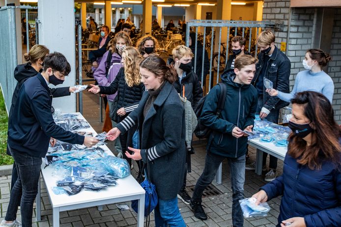 Op Het Vlier in Deventer werden eerder dit jaar mondkapjes uitgedeeld aan scholieren.