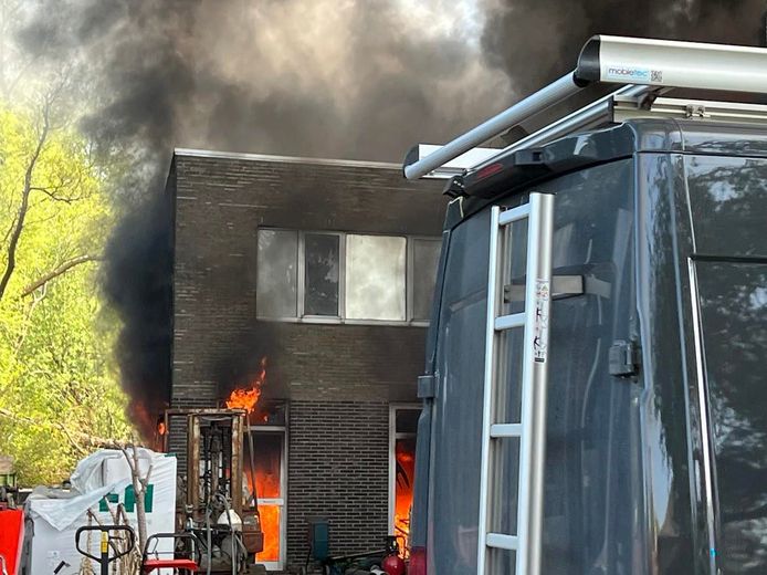 De winkel, loods van en woning naast tuinbouwmachines D'Hoker werden woensdag getroffen door een zware brand.