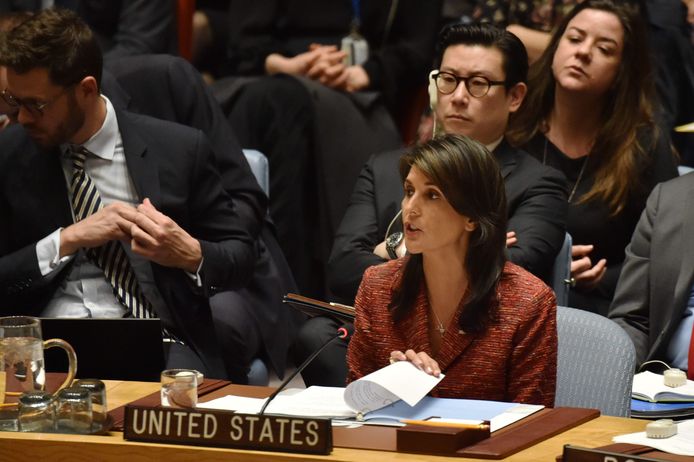 Volgens de Amerikaanse ambassadrice bij de VN, Nikki Haley (foto), heeft het nieuwe voorstel van Rusland geen enkel nut, aangezien het onderzoek van de OPCW hoe dan ook plaatsvindt. Met de resolutie wil Rusland de analyses van de organisatie enkel kunnen "micromanagen", zegt ze.