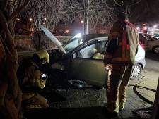 Auto in brand in Deventer, brandweer voorkomt overslaan naar houten overkapping