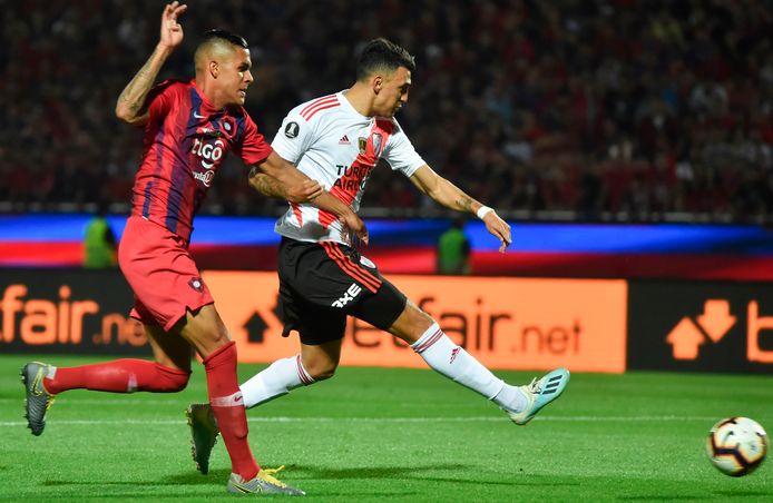 Matias Suarez haalt uit tegen Cerro Porteño.