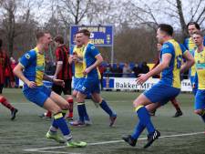 Scott Wold schudt spanning van zich af en scoort drie keer in Deldense derby