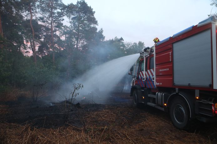 De brandweer rukte vanwege de droogte met meerdere wagens uit naar Bilthoven.