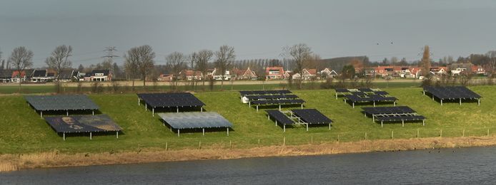 Op een dijk bij Ritthem is al sinds juli 2020 een proef bezig met zonnepanelen. De eerste resultaten zijn bekend.