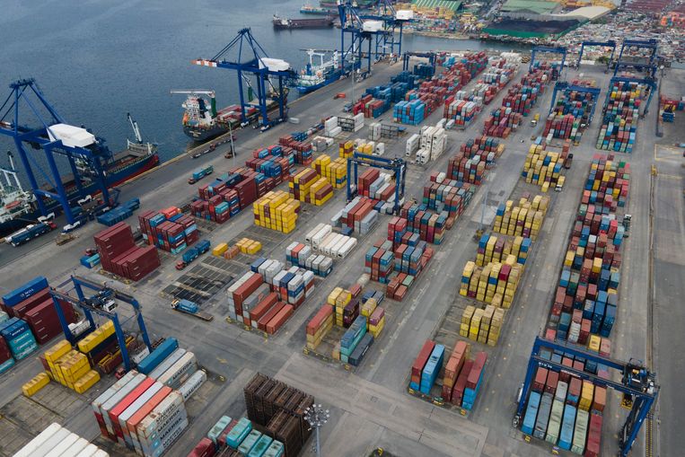 Containers in de haven van Manilla, op de Filipijnen, wachten op hun nieuwe bestemming. Beeld AP