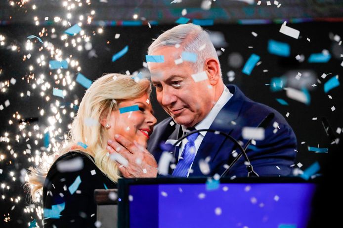 Benjamin Netanyahu omhelst zijn vrouw Sara als aanhangers van Likud de prestatie vieren van hun partij bij de parlementsverkiezingen.
