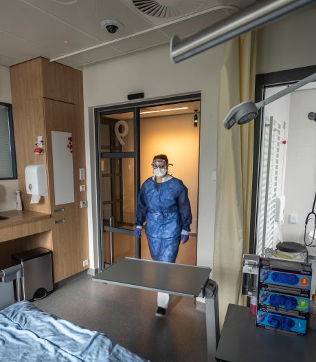 Binnenkijken in een ‘gesluisde isolatiekamer’ van het Catharina Ziekenhuis