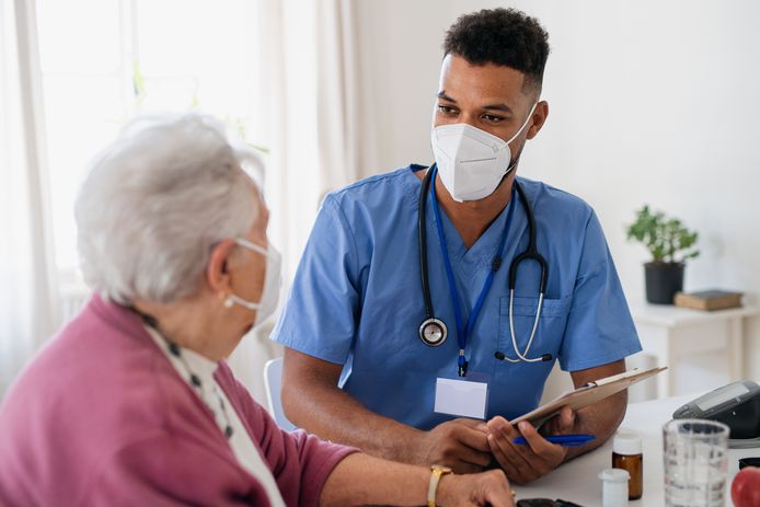 Zieke medewerkers kunnen toch ingezet worden in ouderenzorg. Ze moeten wel mondmaskers dragen.