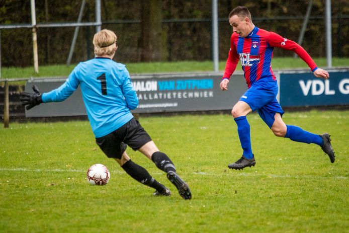 Frans Leijten is op weg naar de 1-0 voor Hapert. Doelman Stef Biscop van RKVVO kan dat niet beletten.