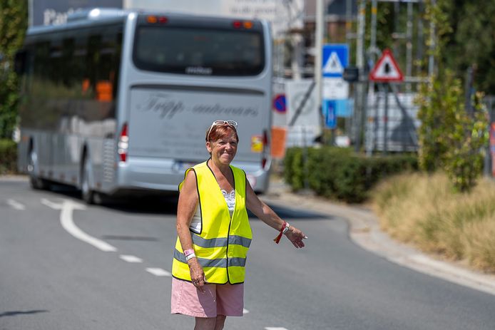 Monique De Maeyer aan het werk als signaalgever in de Pachterslei, waar de bussen toekomen.