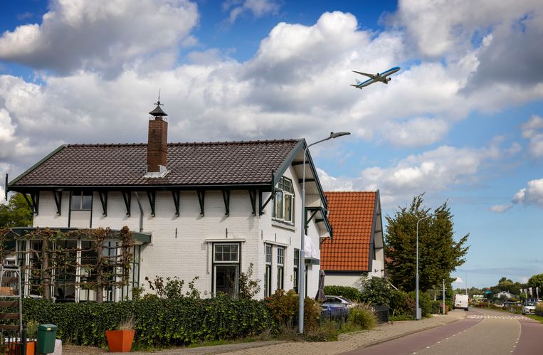 In Aalsmeer komen de vliegtuigen laag over. Beeld Werry Crone
