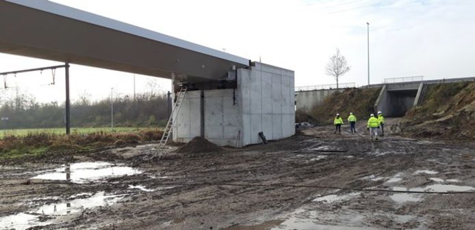 De nieuwe fietsbrug in Lier krijgt alsmaar meer vorm.