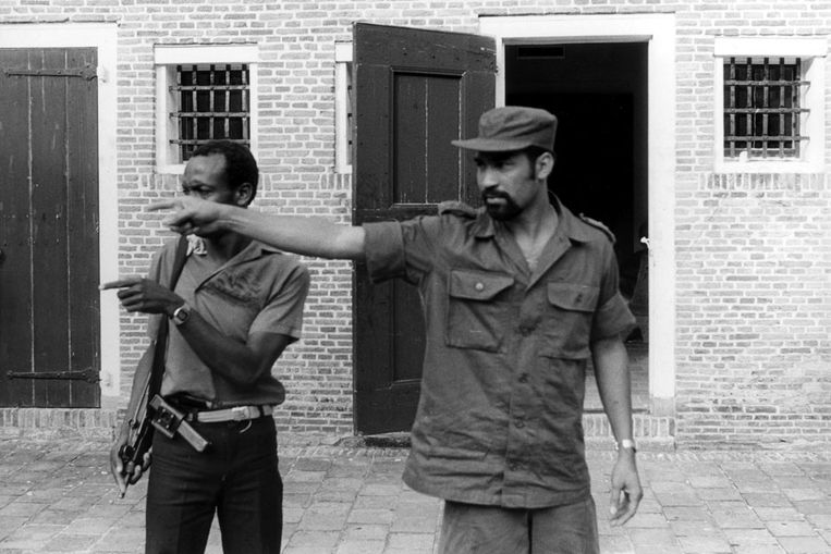 Desi Bouterse deelt ten tijde van de staatsgreep in 1982 orders uit in Fort Zeelandia.  Beeld ANP