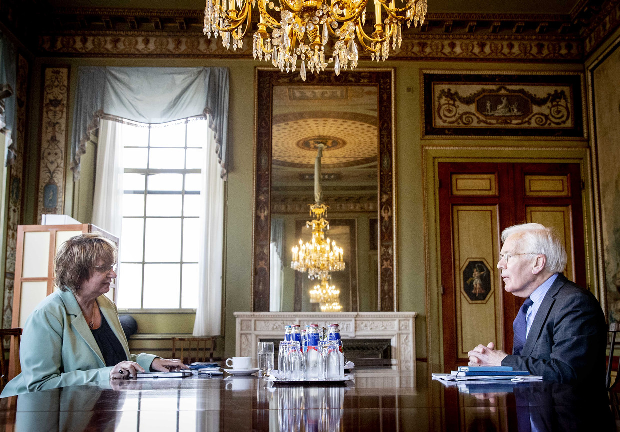 Informateur Mariette Hamer ontvangt oud-informateur Herman Tjeenk Willink in de Stadhouderskamer.  Beeld ANP
