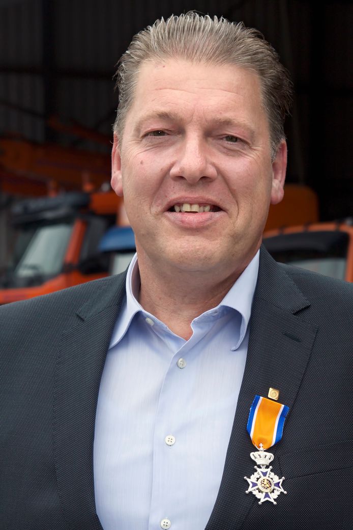 Loco-burgemeester Gerard Bruijniks reikte de koninklijke onderscheiding Ridder in de Orde van Oranje Nassau uit aan Gerrit Verhagen uit Kaatsheuvel.