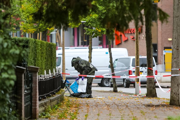 Een eod'er onderzoekt de plastic Albert Heijn tas waarin de brandbom zat.