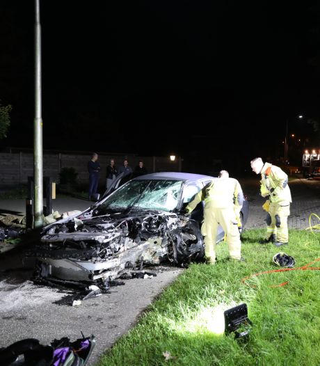 Auto botst hard tegen boom in Ede, automobilist gewond naar het ziekenhuis