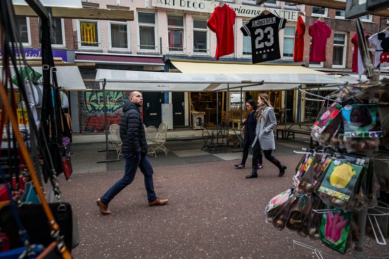 Marktlieden zijn niet blij met de manier waarop de gemeente met ze omgaat: ‘Ik sta hier niet omdat ik niets anders kan, maar omdat ik dit werk graag doe. Maar ik word vaak neerbuigend toegesproken.’ Beeld Rink Hof