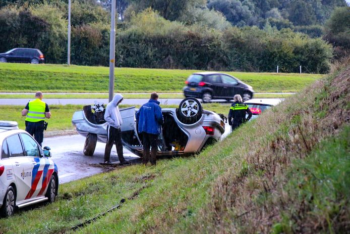Bij een ongeluk op de N348 bij Zutphen is een auto over de kop gevlogen en zwaar beschadigd geraakt.