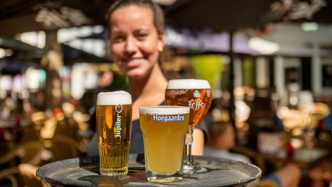 Prijst het pilsje zich met de nieuwste prijsverhoging uit het café? ‘Brouwerijen jagen consument de kroeg uit’