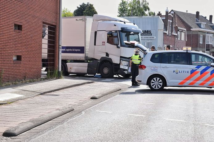 Ernstige aanrijding op kruising van de Broekhovenseweg met de Groenstraat.