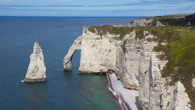 Toerist valt van bekende Monet-klif in Frankrijk bij maken selfie