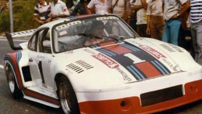 Pablo Escobar, hier achter het stuur van een andere Porsche. Hij had een enorme collectie luxewagens.