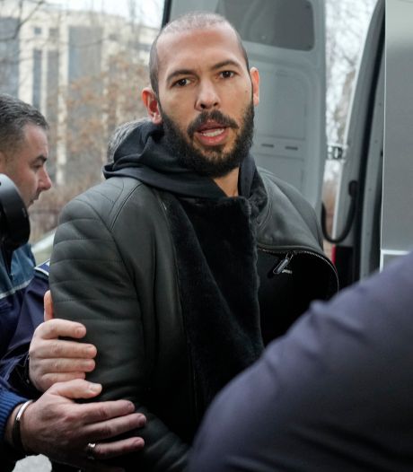L'influenceur controversé Andrew Tate libéré et assigné à résidence