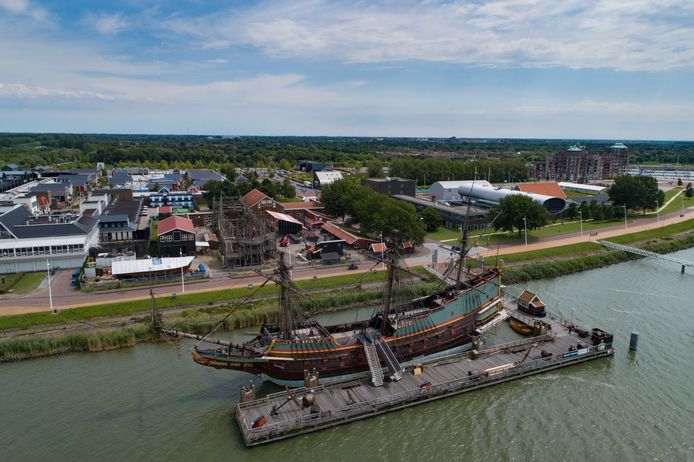 De Batavia in Lelystad, die aan wegrotten is in het water. Links op de achtergrond ligt Bataviastad. Rechts, met de lange koker, is het huidige museum Batavia Stad te zien.