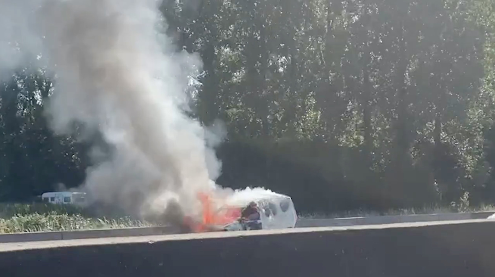 Auto in brand op E40 tussen Ternat en GrootBijgaarden Foto hln.be