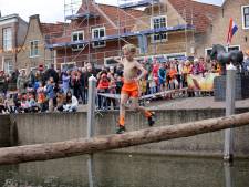 Koningsdag in Heenvliet: jonge waaghalzen maken oversteek over lange, smalle spriet 