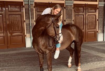 Foto van prinses Amalia voor Dierendag valt niet in goede aarde: “Wij hebben dit paard gefinancierd”