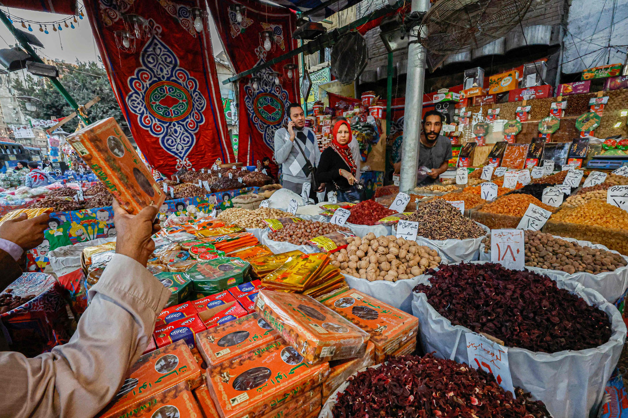 Inkopen voor de ramadan op een markt in Caïro. Dadels en gedroogd fruit zijn populair voor de vastenmaand, die volgende week begint. Beeld AFP