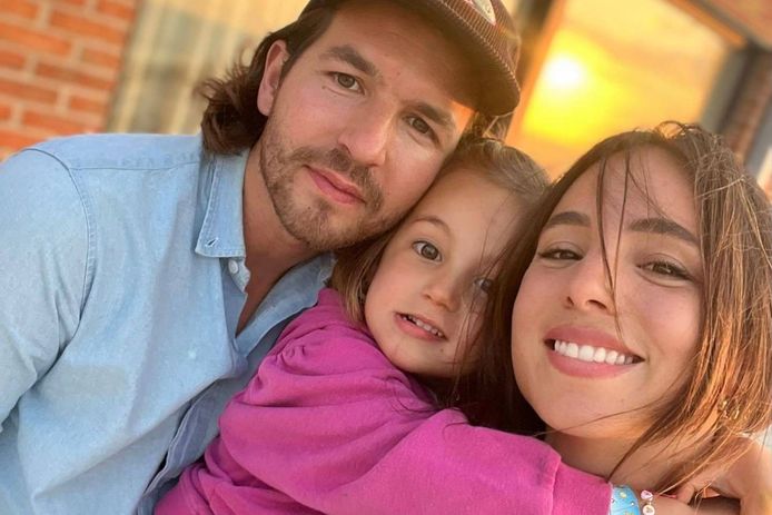 Matteo Simoni met zijn vriendin Loredana Falone en dochtertje Giulia.