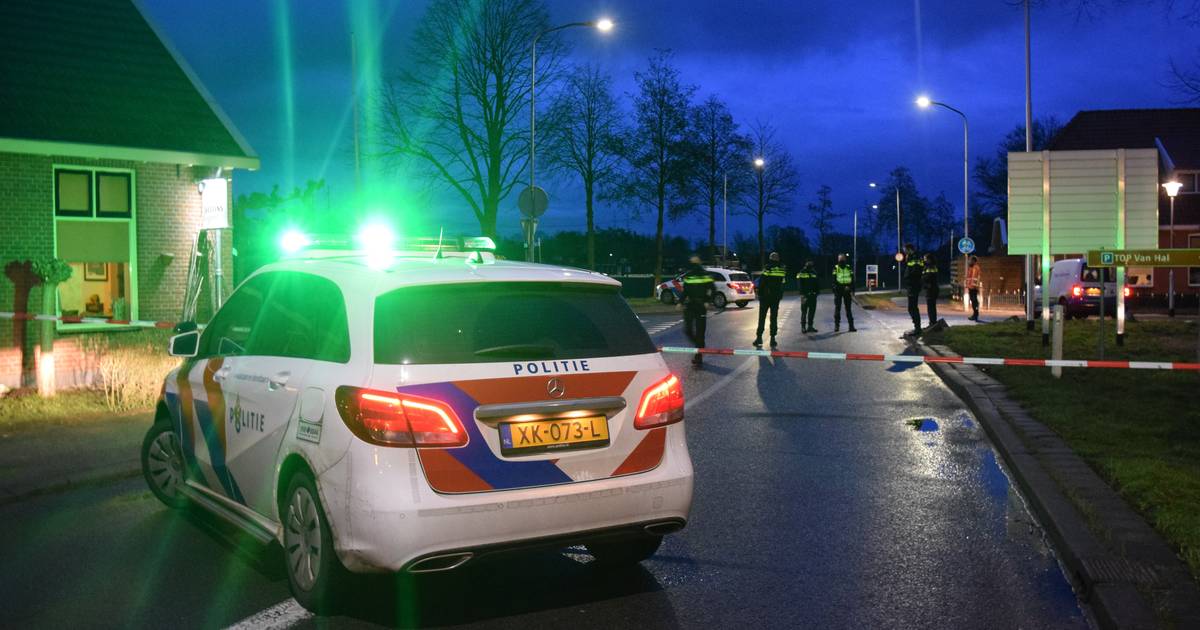 'Vluchtende scooterrijder' komt onder politieauto terecht in Gendringen en raakt gewond - De Stentor