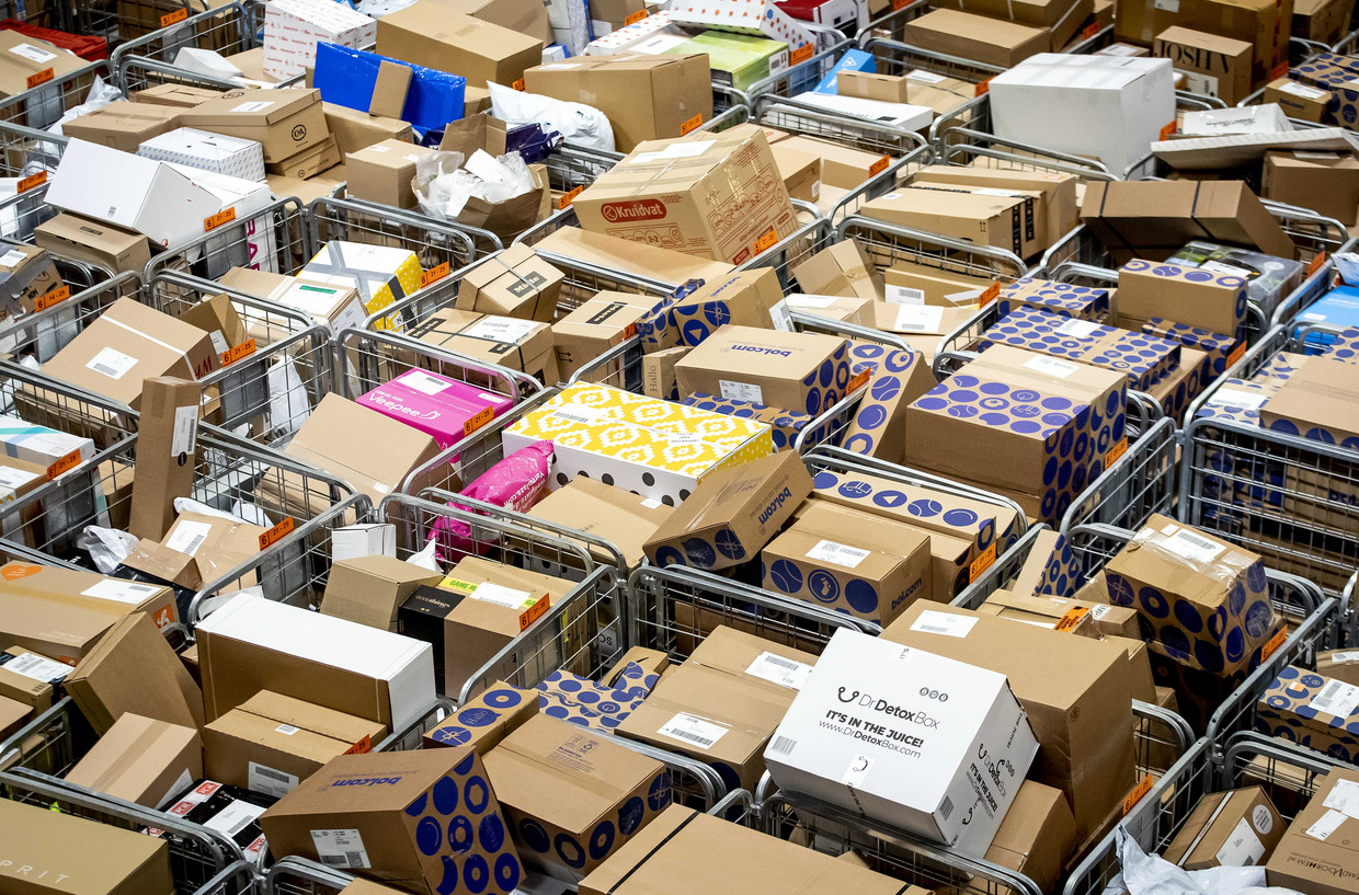 Pakketjes liggen klaar voor verzending in het pakkettensorteercentrum van post- en pakketbezorger PostNL in Sassenheim. Het is nu een van de drukste periodes van het jaar.  Beeld ANP