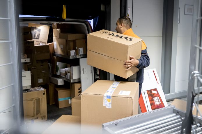 Pakketsorteerders PostNL moeten te zware pakketten tillen: ‘Je bent ...