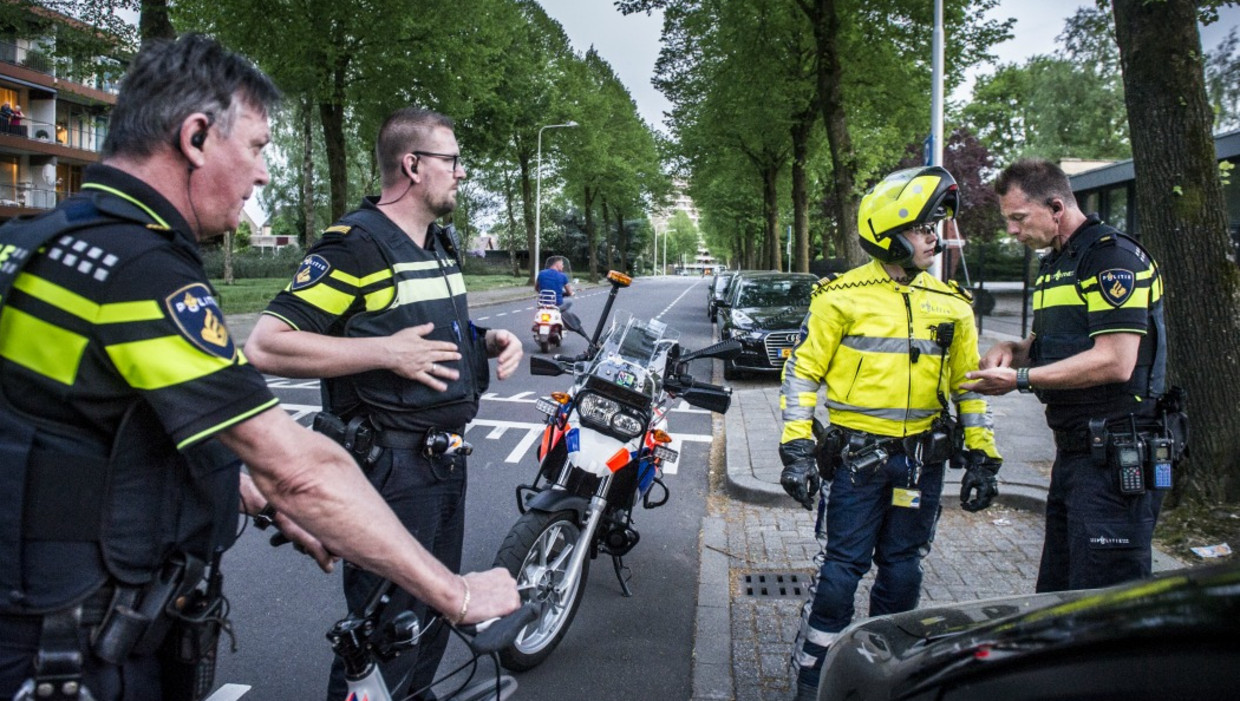 Politieagenten in Veldhuizen hebben net twee jongeren uit de 'harde kern' staande gehouden. Rechts groepschef Danny Nykamp. Beeld Koen Verheijden