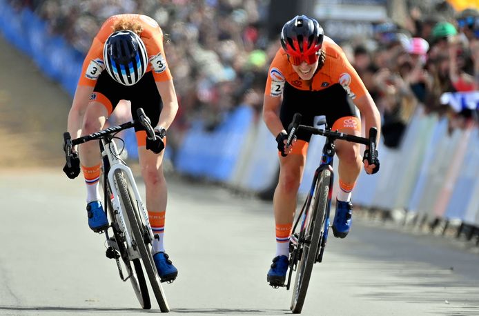 Shirin van Anrooij (rechts) komt in de sprint nét tekort voor het goud. Puck Pieterse wint in Fayetteville.
