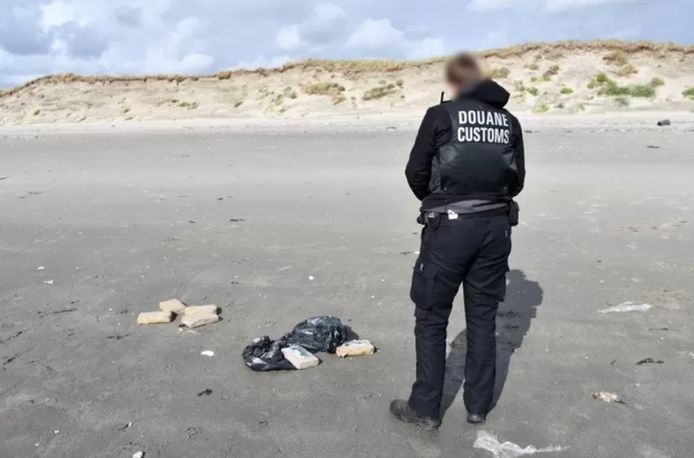 De Nederlandse politie en douane nam dinsdag op het strand in het Zeeuwse Borssele verschillende pakketten aangespoelde cocaïne in beslag.
