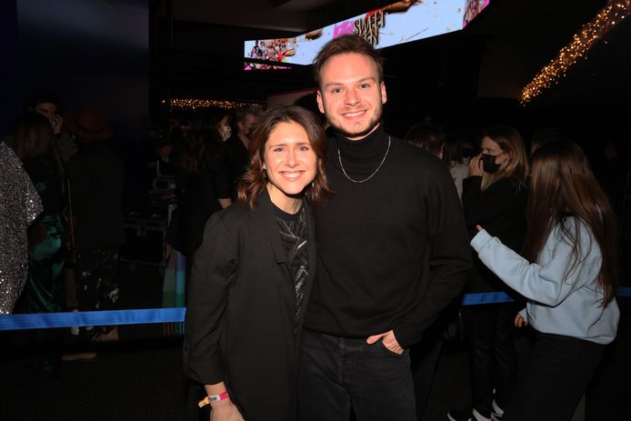 'Familie'-actrice Margot Hallemans kwam haar soapcollega Aaron Blommaert aanmoedigen. Ze poseerde met goede vriend Aaron.